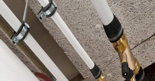 Замена труб водоснабжения в квартире: цена от 2042 руб. - СантехДомКрл